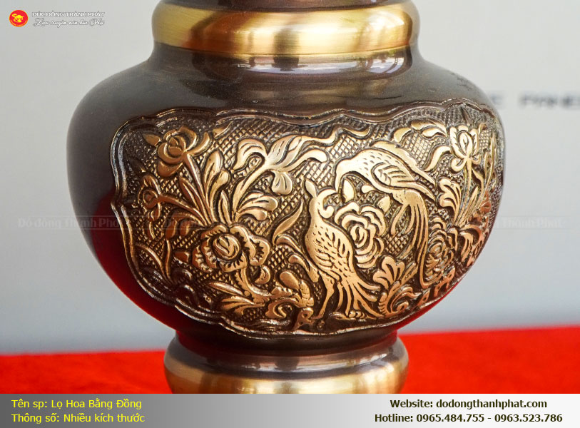 Cận cảnh hoa văn chim công phớt nỉ vàng tinh xảo trên lọ hoa đồng 2 công nghệ Thành Phát