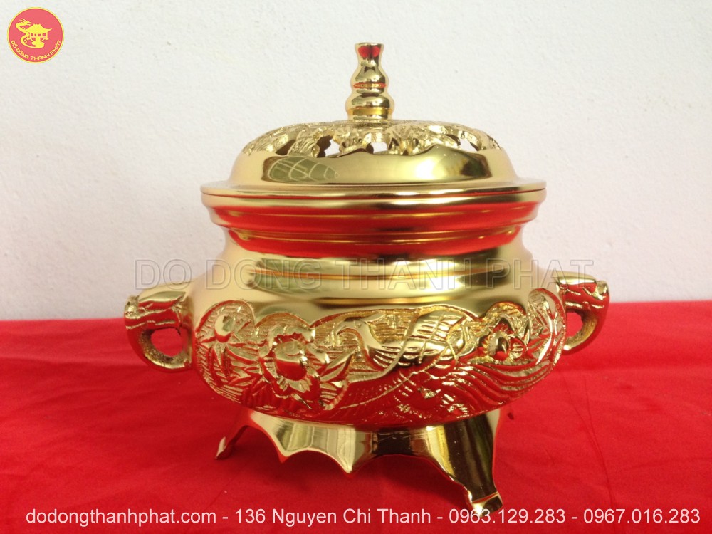 Lư đốt trầm mạ vàng loại nhỏ trên bàn thờ gia tiên