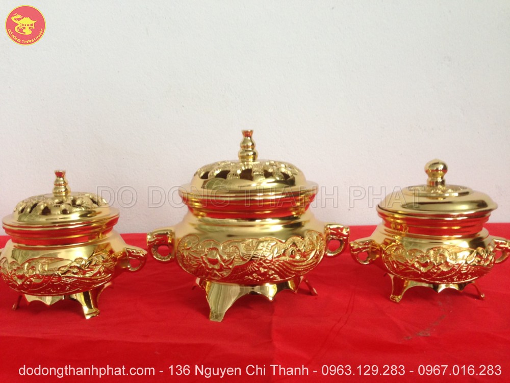 Lư đốt trầm mạ vàng loại nhỏ trên bàn thờ gia tiên