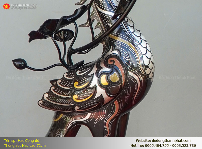 Cận cảnh kỹ thuật khảm chỉ bạc và vàng 24K trên đôi hạc đồng đỏ nồi hè