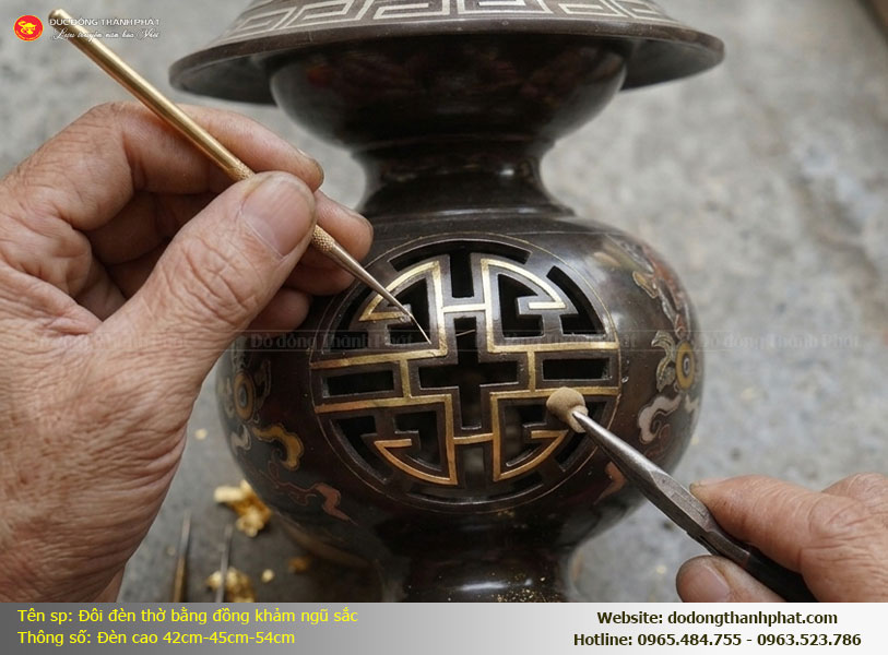 Quy trình khảm vàng bạc thủ công lên đôi đèn thờ tại xưởng Thành Phát