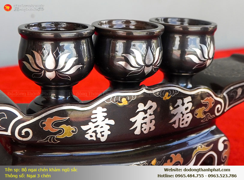 Cận cảnh chữ Phúc Lộc Thọ khảm bạc trắng rực rỡ trên kỷ ngai đồng đỏ