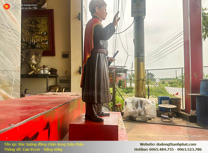 Nghệ nhân Đồ Đồng Thành Phát tỉ mỉ hoàn thiện từng chi tiết trên pho tượng chân dung đồng đỏ