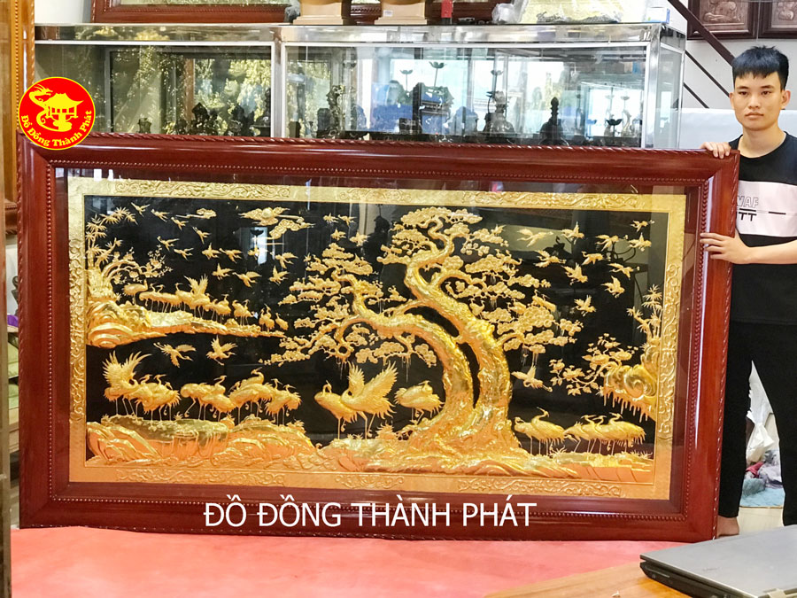 Tranh Tùng Hạc mạ vàng của đồ đồng Thành Phát