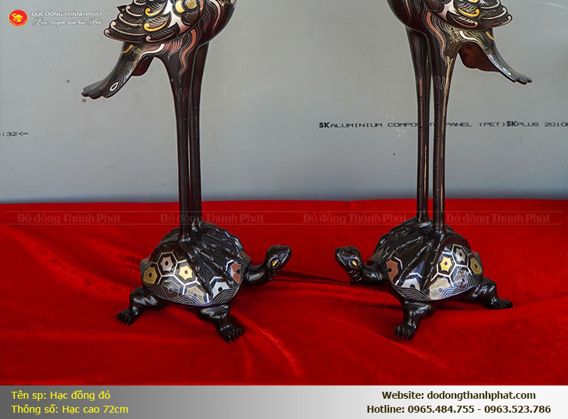 Ý nghĩa phong thủy hạc cưỡi rùa khảm ngũ sắc trên ban thờ gia tiên