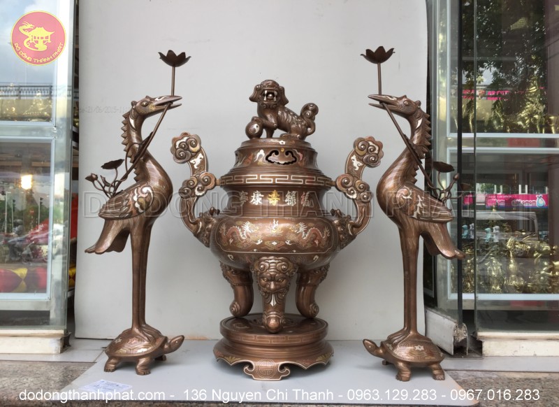 Bộ đồ thờ cúng bằng đồng tam sự đỉnh nến khảm ngũ sắc 1 chữ vàng 70cm