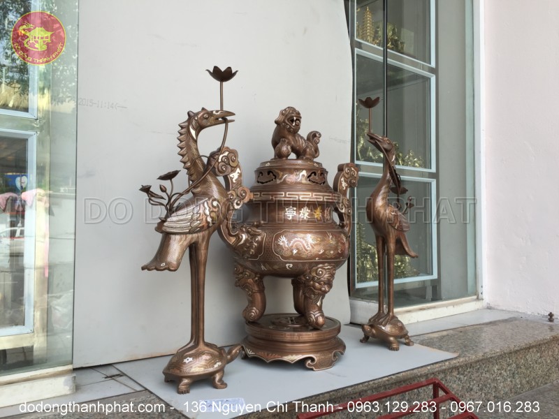 Bộ đồ thờ cúng bằng đồng tam sự đỉnh nến khảm ngũ sắc 1 chữ vàng 70cm