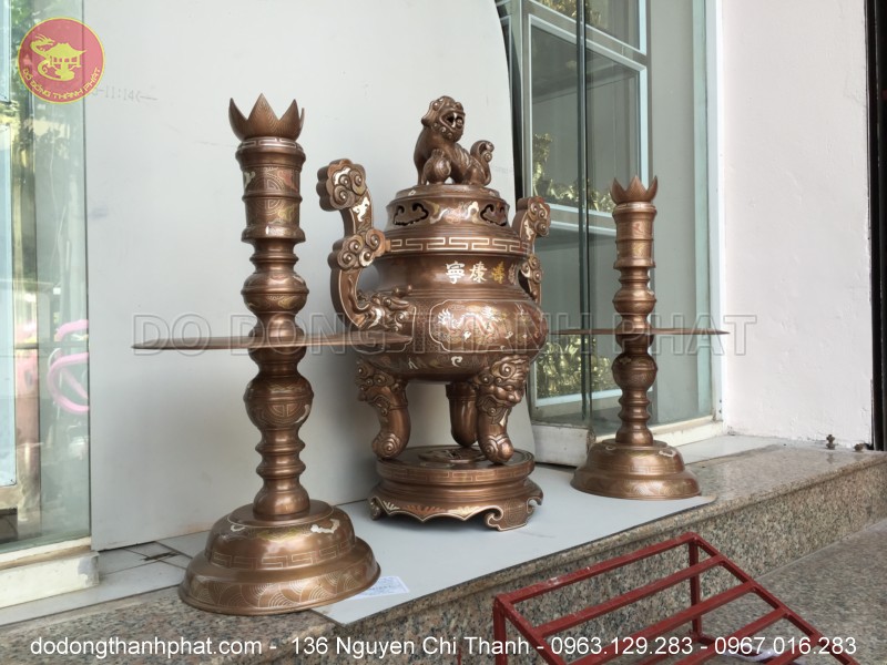 Bộ đồ thờ cúng bằng đồng tam sự đỉnh nến khảm ngũ sắc 1 chữ vàng 70cm