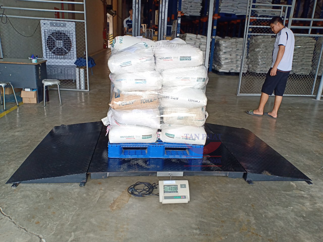 Tân Phát bàn giao mẫu cân sàn điện tử 2 tấn kèm đầu dốc lên xuống tiện lợi