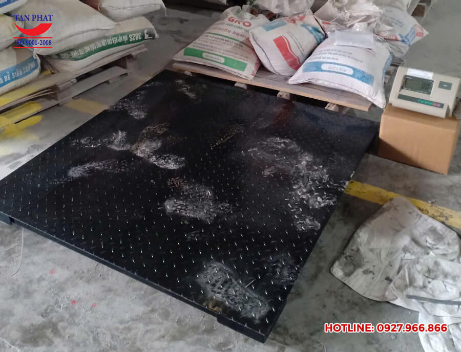 Hình ảnh thực tế bàn giao cân sàn điện tử 3 tấn tại Vĩnh Phúc