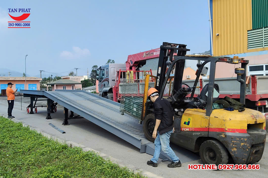 Cầu dẫn lên container 10 tấn giao tại Đồng Lộc Nghệ AN