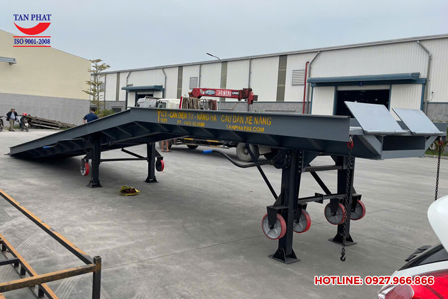 Hình ảnh cầu dẫn lên container 8 tấn giao tại Kim Thành, Hải Dương