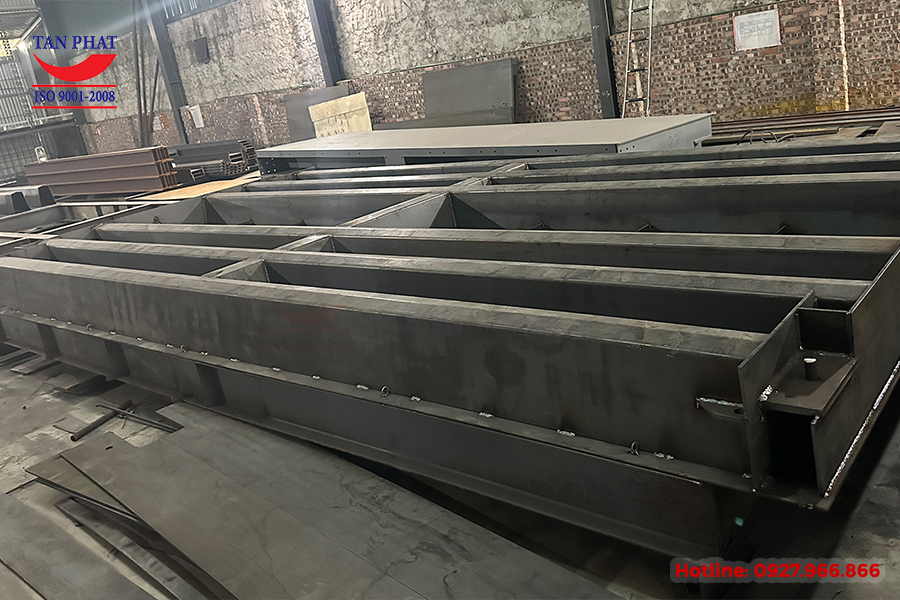 Hình ảnh bàn cân điện tử 60 tấn 12x3m đang trong quá trình gia công tại xưởng cơ khí Tân Phát.