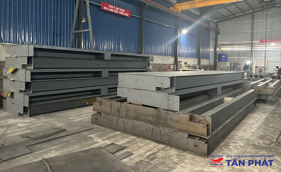 Bàn cân điện tử 60 tấn luôn sẵn tại nhà máy cơ khí.