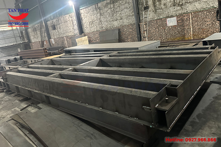 Hình ảnh bàn cân ô tô điện tử analog đang được sản xuất tại nhà máy cơ khí Tân Phát