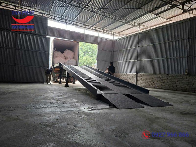 Cầu dẫn xe nâng 8 tấn giao tại Bắc Giang