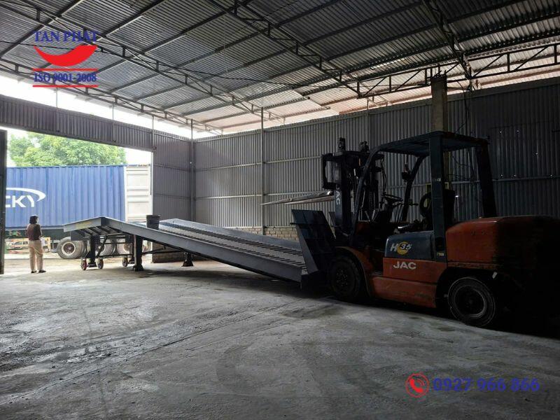 Cầu dẫn xe nâng hỗ trợ đóng rút hàng hóa nhanh chóng, an toàn, hiệu quả cao