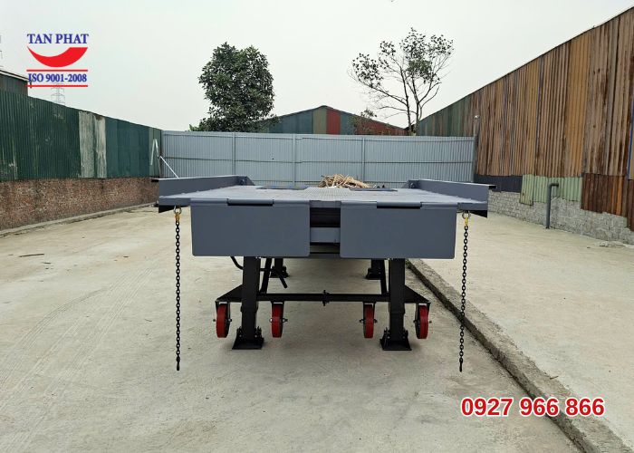 Bàn giao cầu dẫn lên container 10 tấn dài 11m tại Hoài Đức, Hà Nội