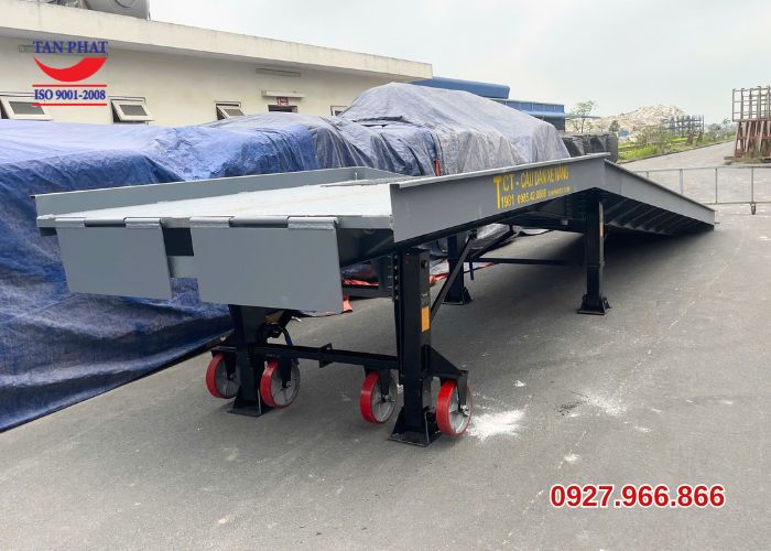 Bàn giao cầu lên container 8 tấn dài 11m tại Thái Bình