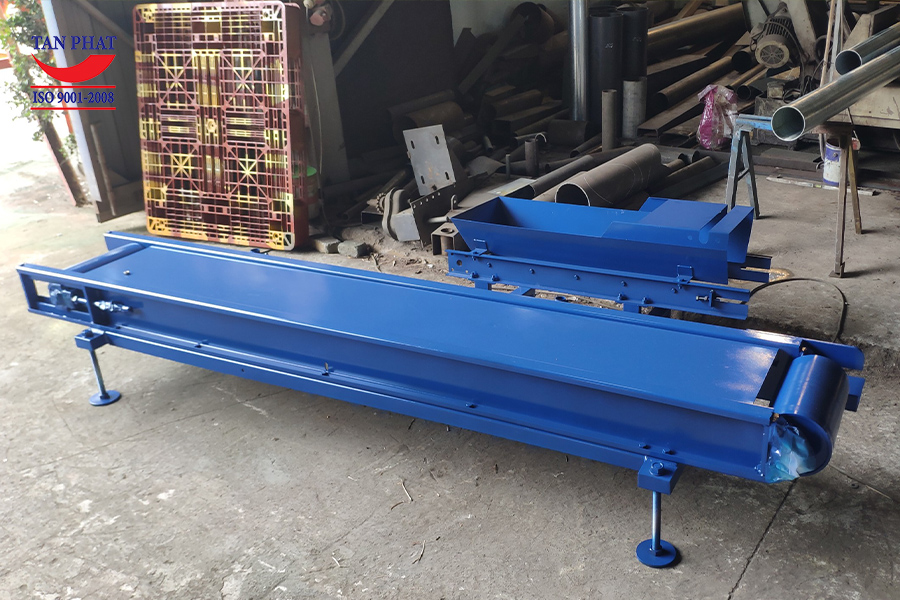 Băng tải ra bao được gia công hoàn toàn bằng thép SS400 đảm bảo sự bền bỉ, vững chắc