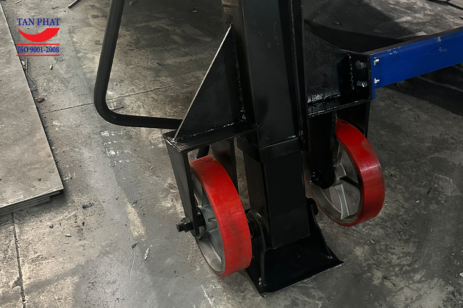 Bánh xe PU được tích hợp trên chân chống cầu xe nâng 6 tấn.