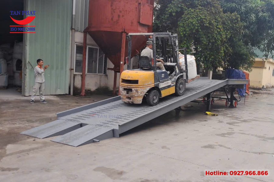 Các loại cầu dẫn xe nâng lên container