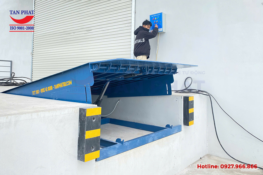 Giá sàn nâng thủy lực bao nhiêu? Các yếu tố ảnh hưởng đến giá dock thủy lực