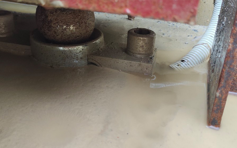 Loadcell cân ô tô bị ngập nước do ảnh hưởng của mưa bão dài ngày gây lên.