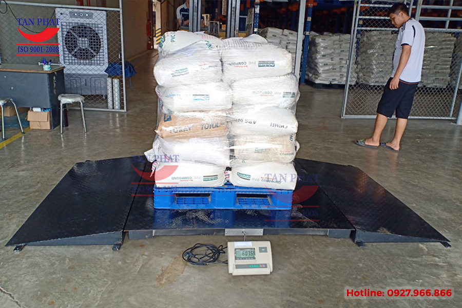 Cân điện tử 3 tấn thiết kế kèm dốc lên xuống theo yêu cầu của khách hàng.