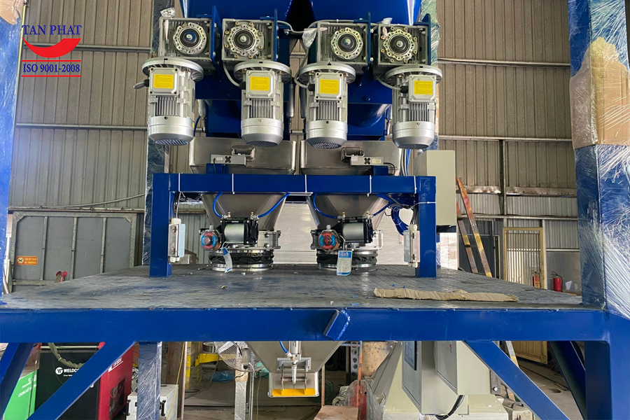Cân đóng bao định lượng vít tải 2 phễu cân - Điều khiển hoàn toàn tự động bằng hệ thống PLC, bộ chị thị cân cùng các thiết bị điện hiện đại khác, hỗ trợ doanh nghiệp giảm thiểu nhân lực, nâng cấp quá trình đó gói sản phẩm, tiết kiệm chi phí vận hành.