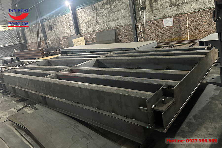 Cân ô tô 80 tấn (3x10m) đang trong quá trình sản xuất tại nhà máy cơ khí Tân Phát.