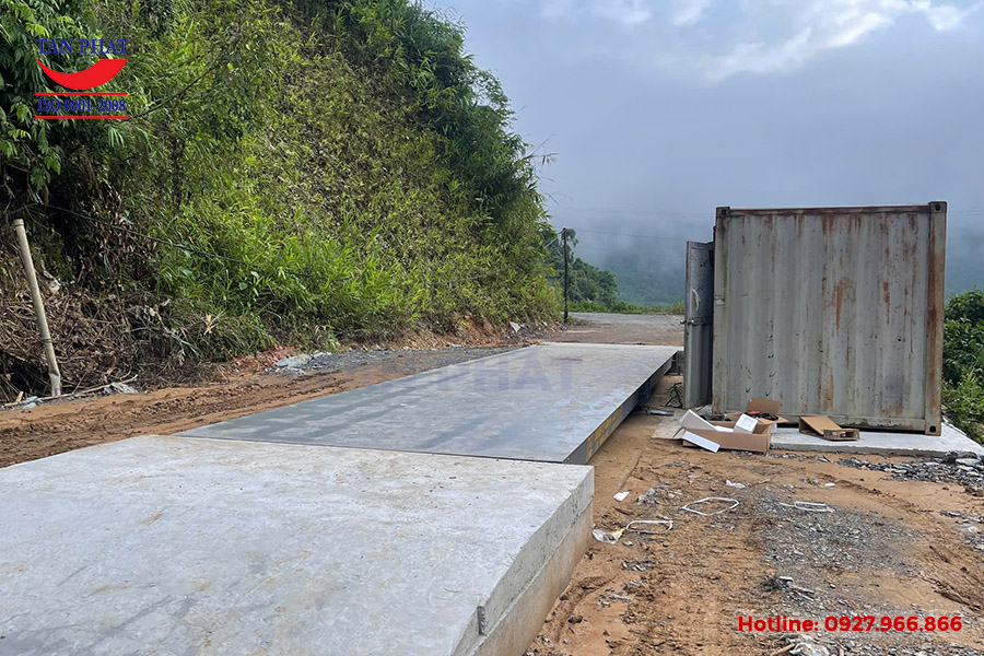 Trạm cân ô tô 80 tấn tại Mường Tè, Lai Châu sau khi hoàn thiện lắp đặt thiết bị và bàn cân.