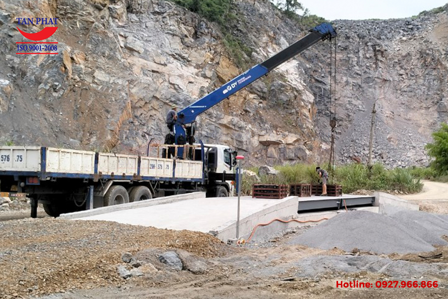 Bán thương mại cân ô tô điện tử 10x3m tải trọng 80 tấn cho khách hàng mang sang Lào.