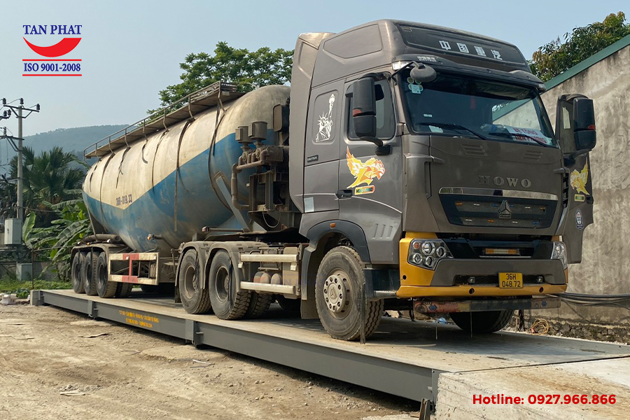 Hình ảnh thực tế trạm cân ô tô điện tử 100 tấn lắp đặt kiểu nổi bởi CTCP Công nghệ Tự động Tân Phát thực hiện.