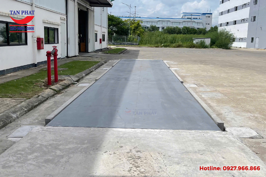 Trạm cân lắp đặt kiểu chìm giúp xe hàng hóa nặng di chuyển dễ dàng lên mặt bàn cân để thực hiện quá trình cân đo trọng lượng.