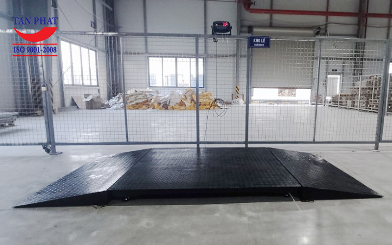 Cân sàn điện tử 10 tấn kích thước 2mx2m lắp đặt thêm cầu dốc lên xuống