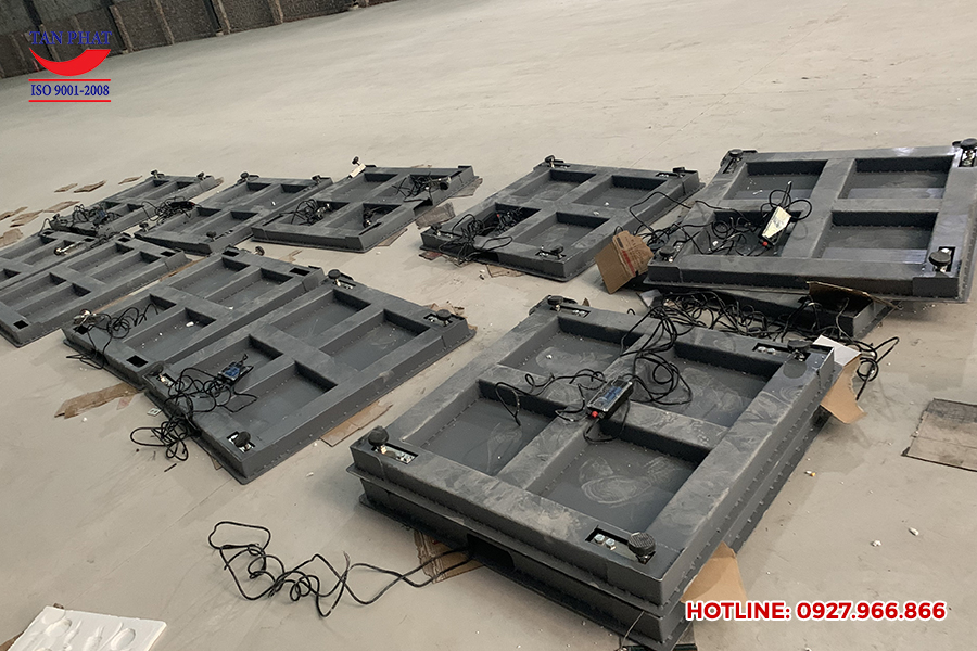 27 Bộ cân bàn điện tử 1 tấn đang trong quá trong quá trình lắp đặt thiết bị tại xưởng cơ khí TCT