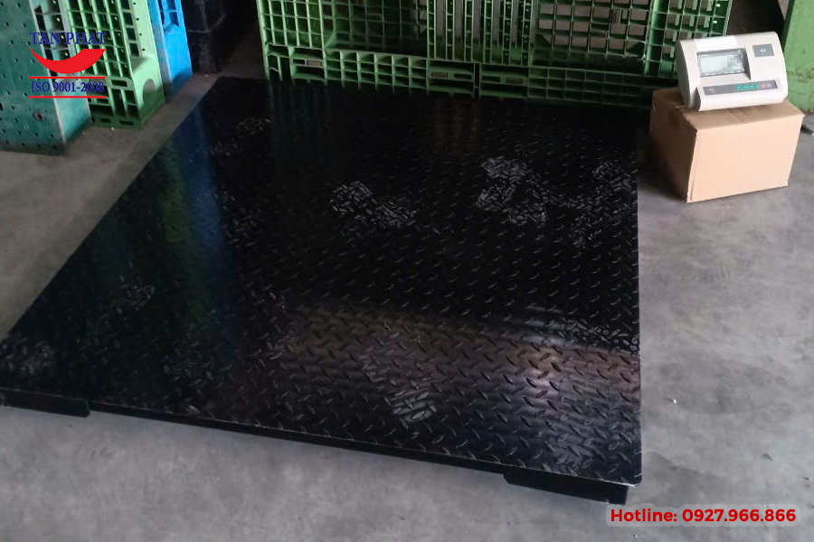 Cân điện tử A12 Yaohua tải trọng 3000kg, kích thước (1.5mx1.5m) do hãng Cân Tân Phát sản xuất và bàn giao tại Hà Nội.