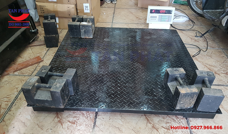 Cân sàn điện tử 500kg cho khả năng in xuất phiếu cân ngay tại thời điểm cân nhờ sử dụng đầu cân điện tử XK3190-A9 Print nhập khẩu chính hãng Yaohua (Đài Loan)