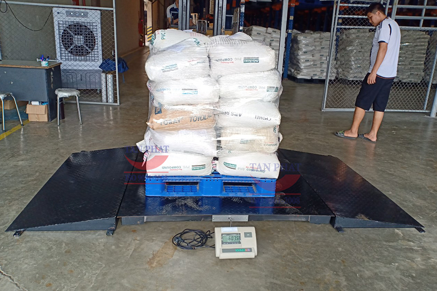 Cân sàn điện tử kèm đầu dốc có khả năng cân 1000kg, bước nhảy 100g.