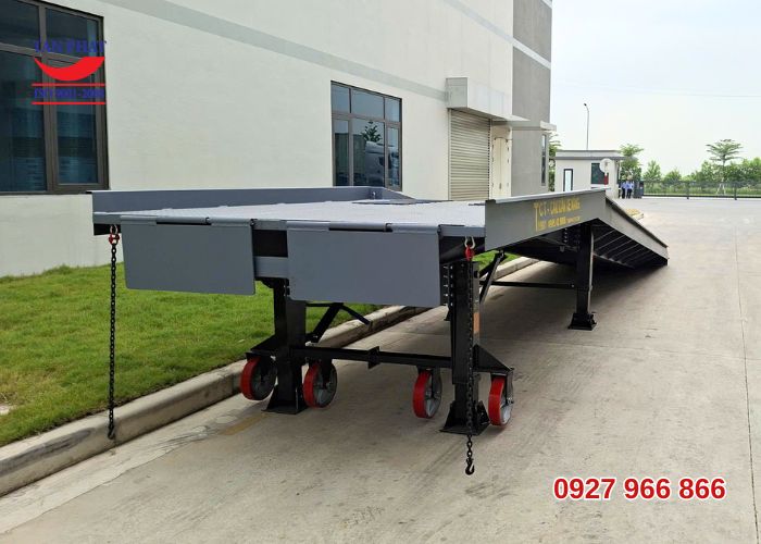 Cầu lên container 10 tấn dài 11m giao tại KCN An Phát, Hải Phòng