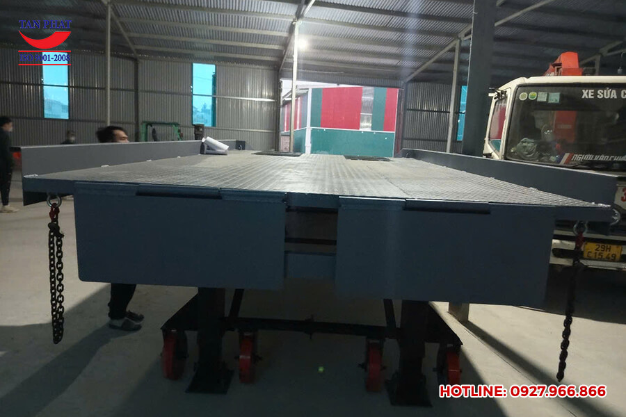 Cầu dẫn xe nâng lên container 12 tấn bàn giao tại Long Biên, Hà Nội