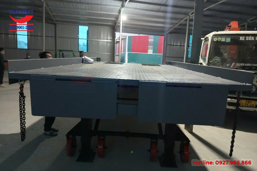 Cầu dẫn lên container 12 tấn tại Hà Nội