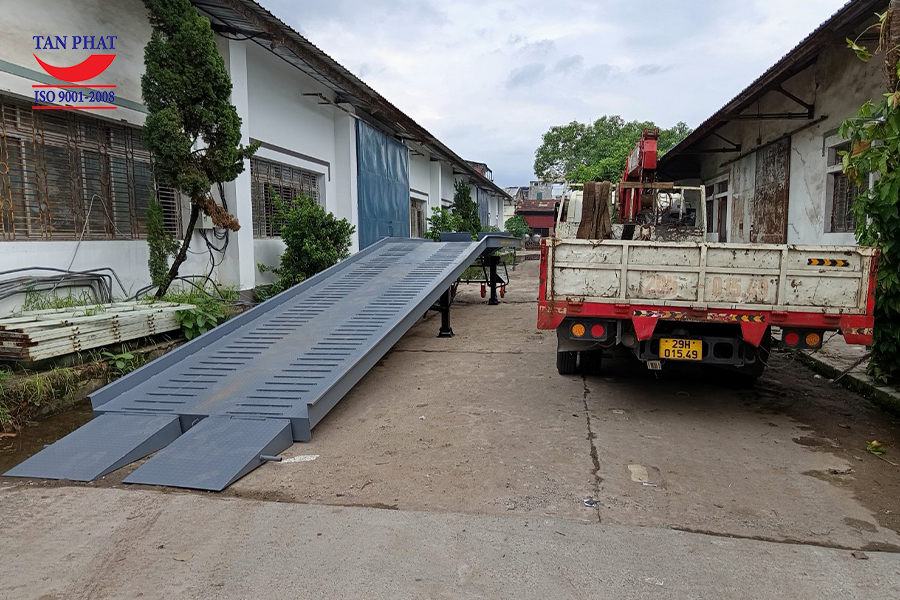 Cầu dẫn lên container 10 tấn tại Hà Nội