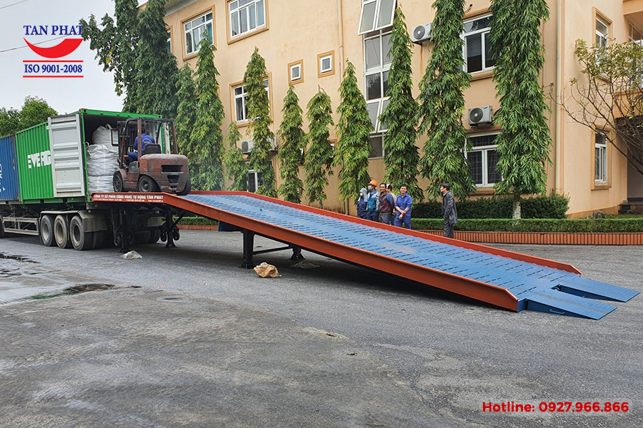 Cầu dẫn lên container sản xuất trong nước