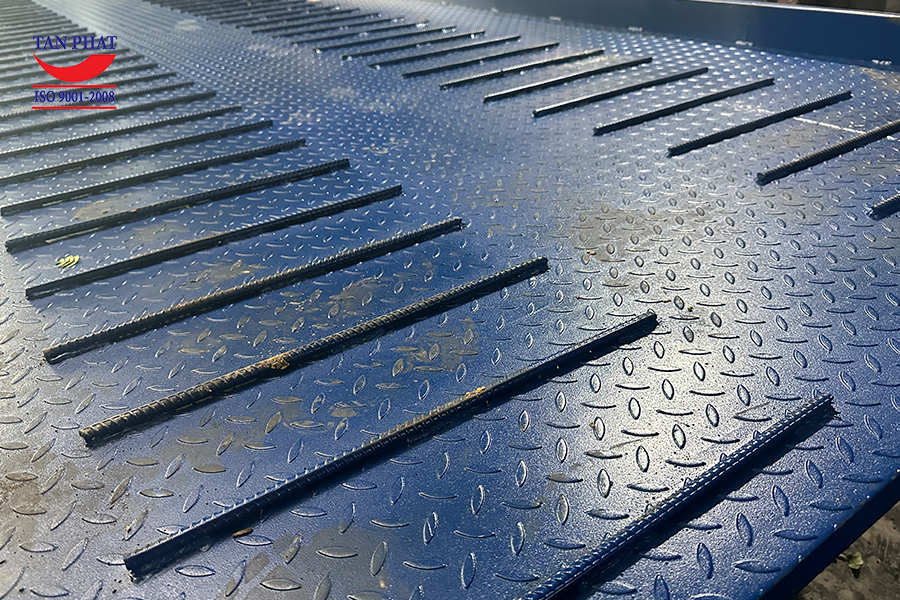 Mặt sàn cầu dẫn lên container sử dụng thép phi gân chống trơn trượt.