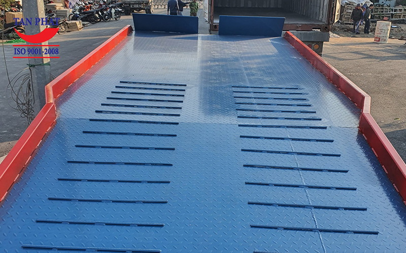 Mặt sàn cầu dẫn xe nâng loại 1 khúc