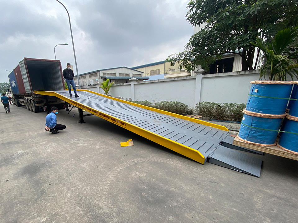 Cầu dẫn xe nâng 10 tấn có kích thước 13000mmx2400mm do Tân Phát thiết kế và lắp đặt