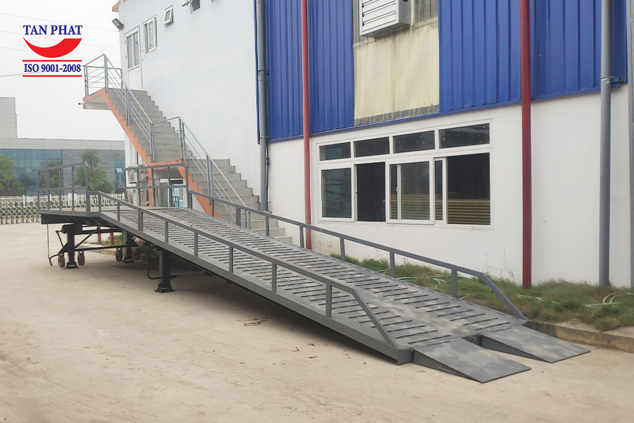 Cầu dẫn xe nâng 12 tấn thiết kế lan can an toàn.