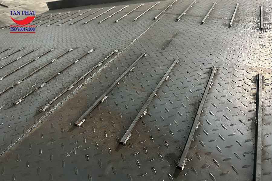 Cầu dẫn xe nâng 12 tấn thiết kế chống trượt bằng thép phi gân và thép vuông đặc.